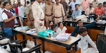 વડોદરા કોર્પોરેશનની સભામાં સભ્યોને બોલવાની સમય મર્યાદા મુદ્દે હોબાળો : કોંગ્રેસના સાત સભ્ય સસ્પેન્ડ,…