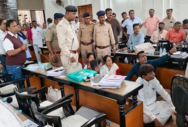 વડોદરા કોર્પોરેશનની સભામાં સભ્યોને બોલવાની સમય મર્યાદા મુદ્દે હોબાળો : કોંગ્રેસના સાત સભ્ય સસ્પેન્ડ,…