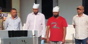 અમદાવાદના જુહાપુરામાં વિદેશીઓને ખંખેરતું ગેરકાયદે કોલ સેન્ટર ઝડપાયું, ‘ભણેલા-ગણેલા’ બે યુવાનોની ધરપક…