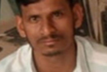 કેલનપુર પાસે પોલીસને જોઇ દારૃ ભરેલી ગાડી ભાગતા ઝાડ સાથે અથડાઇ | A car loaded with liquer crashed int…