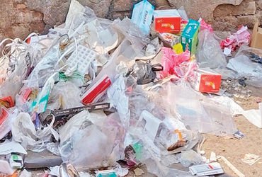 લીંબડી શહેરની એન.એમ.હાઇસ્કૂલ અને એચ.કે.કુમાર શાળા પાસે કચરના ઢગલા | Piles of garbage near N M High S…