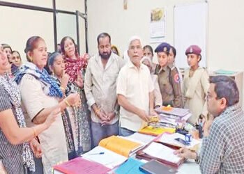 સુરેન્દ્રનગર મહાનગરપાલિકા કચેરીમાં પાણી પ્રશ્ને મહિલાઓનો હલ્લાબોલ | Women uproar over water issue at…