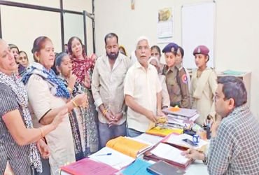 સુરેન્દ્રનગર મહાનગરપાલિકા કચેરીમાં પાણી પ્રશ્ને મહિલાઓનો હલ્લાબોલ | Women uproar over water issue at…