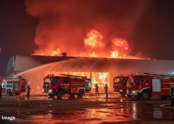 અમદાવાદના દસક્રોઈના ટીંબામાં પ્લાસ્ટિક ફેક્ટરીમાં ભીષણ આગ, ફાયરબ્રિગેડની 15 ગાડીઓ ઘટનાસ્થળે | Ahmeda…