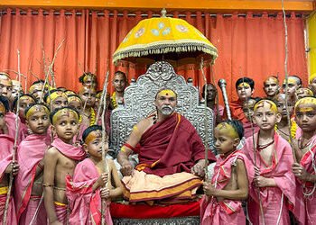 પહેલા મારો છો પછી ફૂલ અર્પણ કરો છો…’ બ્રજેશ પાઠકના હસ્તે બટુકોના સન્માનને શંકરાચાર્યે દેખાડો ગણાવ્…