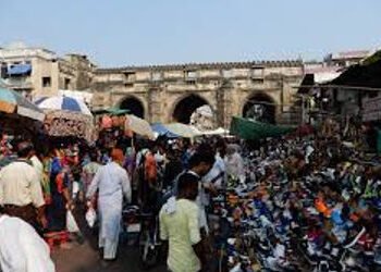 અમ્યુકો અને પોલીસે હટાવેલા ફેરિયાઓએ પાનકોર નાકા પર ફરી અડ્ડો જમાવી દીધો | shop keepers facing troubl…