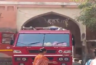 ઉંડેરાના મકાનમાં આગ લાગતાં ઘર વખરી ખાક,બચાવ માટે ગયેલા બે ને ઇજા | fire brok out at house of undera