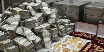 અમદાવાદ: બિલ્ડર દીપ અને કામેશ્વર ગ્રુપ પર ઈન્કમ ટેક્સના દરોડા, 17 કરોડ કેશ, 35 કરોડનું સોનું મળ્યું …