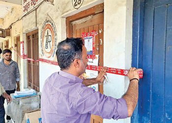 કરમસદ-આણંદ મનપા વિસ્તારમાં વધુ 8 દુકાનો સીલ કરવામાં આવી | 8 more shops sealed in Karamsad Anand Muni…