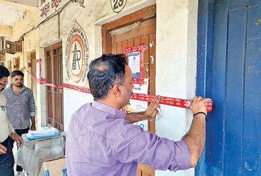 કરમસદ-આણંદ મનપા વિસ્તારમાં વધુ 8 દુકાનો સીલ કરવામાં આવી | 8 more shops sealed in Karamsad Anand Muni…