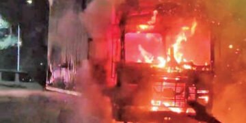 આણંદ નજીકના એક્ઝિટ પોઇન્ટ પાસે કન્ટેનરમાં આગ ભભૂકતા અફડાતફડી | Panic as container catches fire near …