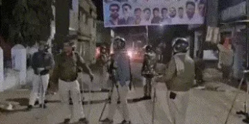 જબલપુરમાં મોડી રાતે બે જૂથ વચ્ચે હિંસા, ભારે પથ્થરમારો-તોડફોડ બાદ પોલીસ કાફલો ખડકાયો | Communal Tens…