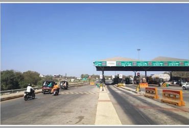 વડોદરા-વાસદના 3 ટોલ પ્લાઝાએ લોકોએ 922.24 કરોડ ચૂકવ્યા, 1 વર્ષમાં વાહનચાલકો પાસેથી જંગી વસૂલાત | Vado…