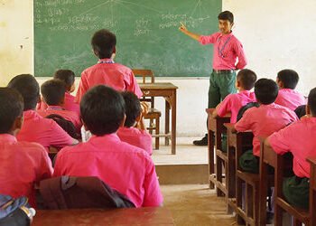 ગુજરાતમાં શિક્ષણની અવદશા ઉજાગર, નર્મદા જિલ્લામાં 145 શાળાઓમાં એક જ શિક્ષક | narmada district educati…