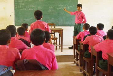 ગુજરાતમાં શિક્ષણની અવદશા ઉજાગર, નર્મદા જિલ્લામાં 145 શાળાઓમાં એક જ શિક્ષક | narmada district educati…