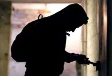 વાઘોડિયા રોડ પર મોપેડ શોરૂમ સંચાલકના ઘરમાં 12 હજારની ચોરી | 12 thousand stolen from moped showroom o…