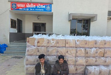 કચ્છમાં SMCના સૌથી મોટા દરોડા, 6 ગાડીઓ ભરીને દારૂ પકડાયો, 5 કરોડનો મુદ્દામાલ જપ્ત | kutch bhuj bigge…