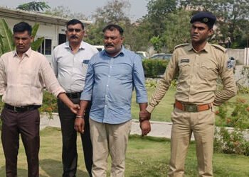 અમદાવાદ: CAની ઓફિસમાં નોકરી કરતો શખસ સાંજે ‘નકલી પોલીસ’ બની જતો, બોડકદેવ પોલીસે ઝડપી પાડ્યો | Ahmeda…