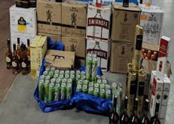 કમળા ચોકડી પાસેથી કારમાંથી બિયરના 288 ટીન ઝડપાયા | 288 cans of beer seized from a car near Kamla Cho…