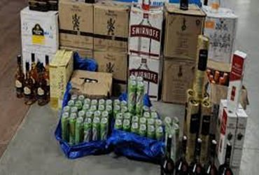 કમળા ચોકડી પાસેથી કારમાંથી બિયરના 288 ટીન ઝડપાયા | 288 cans of beer seized from a car near Kamla Cho…