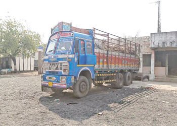 સાયલા નજીક લાકડાની આડમાં રૂ. 49 લાખનો વિદેશી દારૂ ભરેલી ટ્રક ઝડપાઇ | Truck loaded with foreign liquo…