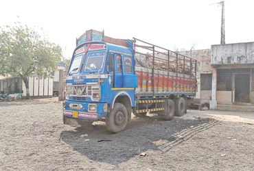 સાયલા નજીક લાકડાની આડમાં રૂ. 49 લાખનો વિદેશી દારૂ ભરેલી ટ્રક ઝડપાઇ | Truck loaded with foreign liquo…