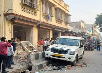 વડોદરાના તરસાલીમાં MGVCLની જીપ બેકાબૂ થઈને મકાનમાં ઘૂસી ગઈ, સદનસીબે કોઈ જાનહાનિ નહીં | MGVCL jeep go…