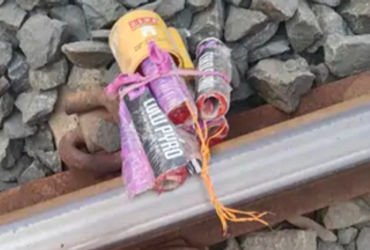 વડોદરામાં સ્કૂલ-કોર્ટ બાદ હવે રેલવે તંત્ર દોડતું થયુંઃ અનગઢના રેલવે ટ્રેક પરથી વિસ્ફોટક મળતાં દોડધામ…