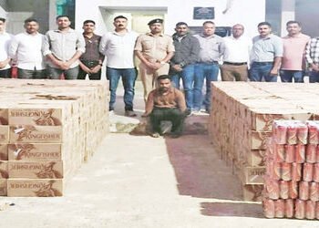 બાલાસિનોરમાંથી ખાતરની આડમાં ટ્રકમાં લઇ જવાતો 45.40 લાખનો દારૂ ઝડપાયો | Liquor worth Rs 45 40 lakhs s…