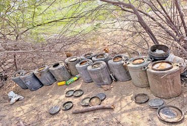 મોટી માલવણમાંથી બે સ્થળેથી દેશી દારૂનો આથો ઝડપાયો