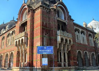 હિન્દુ સ્ટડીઝનો કોર્સ ડચકા ખાવા માંડયો, હંગામી અધ્યાપકોના પગારના પણ ફાંફા | hindu studies course in …