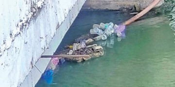 ધોળીધજા ડેમમાં પાણી ઠાલવતી કેનાલમાં પ્લાસ્ટિકના થર જામ્યા | Plastic sheets have accumulated in the c…