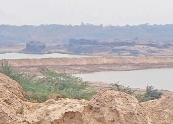 ચિતલાવમાં 200 ફૂટ ઊંડી ભેખડોના ગેરકાયદેસર ખોદકામ પર દરોડા પડતા ખનન માફિયાઓ ફરાર | Mining mafia absco…