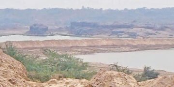 ચિતલાવમાં 200 ફૂટ ઊંડી ભેખડોના ગેરકાયદેસર ખોદકામ પર દરોડા પડતા ખનન માફિયાઓ ફરાર | Mining mafia absco…