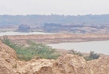 ચિતલાવમાં 200 ફૂટ ઊંડી ભેખડોના ગેરકાયદેસર ખોદકામ પર દરોડા પડતા ખનન માફિયાઓ ફરાર | Mining mafia absco…