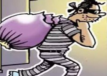 વાહનની ડેકી તોડીને રોકડા રૃા. ૪.૩૨ લાખ ચોરી કરી | Iwe ükükün 4 32 lakh moni ra soläni seni skuter