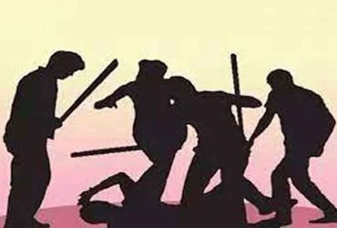 લગ્નના વરઘોડામાં ધક્કામુક્કી થયા બાદ ત્રણ શખ્સનો યુવક પર હુમલો | Three men attack young man after sc…