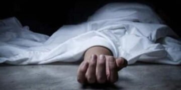 યુપીમાં એક જ પરિવારના 5 સભ્યોએ એકસાથે ગળે ફાંસો ખાઈ આત્મહત્યા કરી લેતા હડકંપ | UP kasganj family mas…