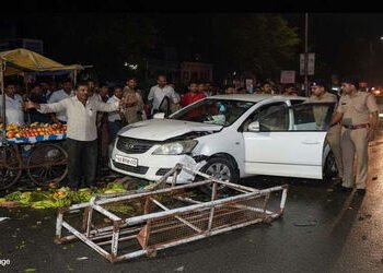 સમા રોડ પર નશેબાજ કારચાલકનો આતંક: બેકાબૂ કાર લારીવાળાને ટક્કર મારી બેરિકેડ તોડી માટીના ઢગલા પર ચઢી ગ…