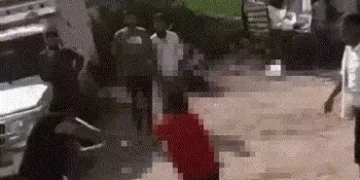 અમદાવાદ: ચોરીના આરોપમાં યુવકને લાકડીથી ઢોર માર, વીડિયો વાઈરલ થતાં પોલીસે તપાસ શરૂ કરી | Ahmedabad Ne…