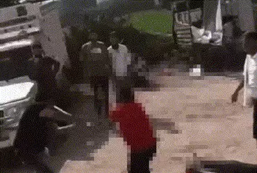 અમદાવાદ: ચોરીના આરોપમાં યુવકને લાકડીથી ઢોર માર, વીડિયો વાઈરલ થતાં પોલીસે તપાસ શરૂ કરી | Ahmedabad Ne…