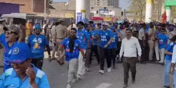 VIDEO: અમદાવાદમાં ક્રિકેટ ફીવર, સ્ટેડિયમમાં ભારત-સાઉથ આફ્રિકાનો જંગ જોવા ફેન્સ ઉમટ્યાં | Ahmedabad N…