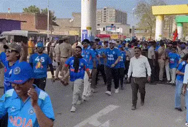 VIDEO: અમદાવાદમાં ક્રિકેટ ફીવર, સ્ટેડિયમમાં ભારત-સાઉથ આફ્રિકાનો જંગ જોવા ફેન્સ ઉમટ્યાં | Ahmedabad N…