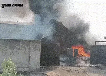 આણંદ: સોજીત્રા GIDCમાં કેમિકલના ગોડાઉનમાં ભીષણ આગ, આકાશમાં ધુમાડાના કાળા ગોટેગોટાથી ફફડાટ | Major Fi…