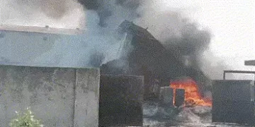 આણંદ: સોજીત્રા GIDCમાં કેમિકલના ગોડાઉનમાં ભીષણ આગ, આકાશમાં ધુમાડાના કાળા ગોટેગોટાથી ફફડાટ | Major Fi…