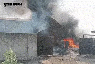 આણંદ: સોજીત્રા GIDCમાં કેમિકલના ગોડાઉનમાં ભીષણ આગ, આકાશમાં ધુમાડાના કાળા ગોટેગોટાથી ફફડાટ | Major Fi…