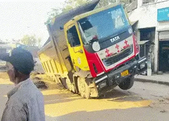 ખાડો ખોદે તે પડે! AMCનું ડમ્પર જ ખાડામાં ફસાયું, રસ્તા પર માત્ર માટી નાખીને મનાયો હતો સંતોષ | Ahmeda…