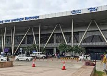 એરપોર્ટ પર એન્ટ્રી પાસ માંગતા આસિ. સબ ઇન્સ્પેકટરને લાફો માર્યો | A slap ngeni emon chon aninis non e…