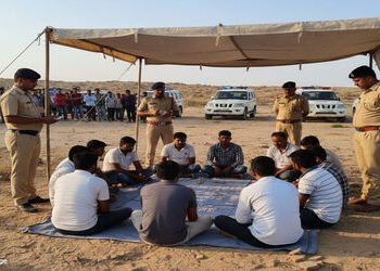 જામનગર નજીક ફલ્લા ગામમાં ચલણી નોટોના આંકડા ઉપર જુગાર રમી રહેલા 10 શખ્સો પકડાયા | 10 people caught ga…