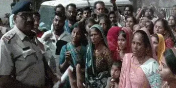 અમરેલી: દેતડ ગામની મહિલાઓ દારૂના દૂષણ મુદ્દે રણચંડી બની, સાવરકુંડલા પોલીસ સ્ટેશનમાં હલ્લાબોલ કર્યો |…